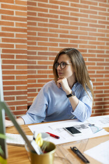 Junge Frau arbeitet in einem Architekturbüro - VABF01474