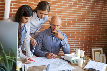 Ein Team von Architekten arbeitet an einem Projekt - VABF01512