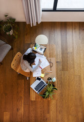 Junger Architekt bei der Arbeit im Büro, von oben - VABF01514