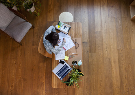 Junger Architekt bei der Arbeit im Büro, von oben - VABF01515