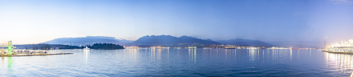 Kanada, British Columbia, Vancouver, Panoramablick auf die Küste, Blick vom Hafen - MMAF00229