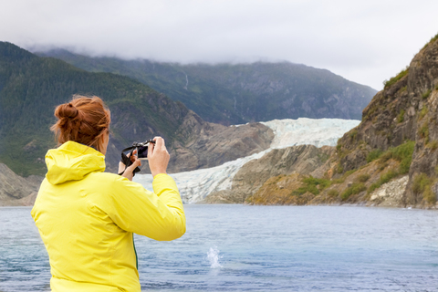 USA, Alaska, Juneau, Touristin beim Fotografieren des Mendenhall-Gletschers, lizenzfreies Stockfoto