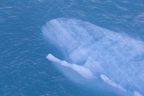 USA, Alaska, Hubbard Glacier, Luftaufnahme von gebrochenem, im Wasser treibendem Eis - MMAF00251