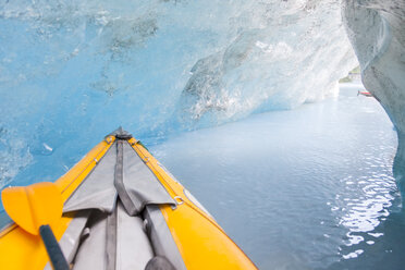 USA, Alaska, Valdez-Gletscher, Kajak in Eishöhle - MMAF00261