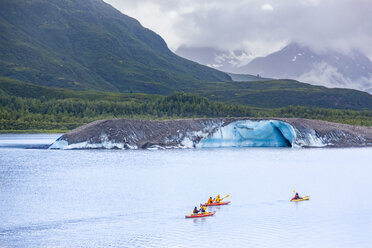 USA, Alaska, Kajaks am Valdez-Gletschersee, Valdez-Gletscher - MMAF00262