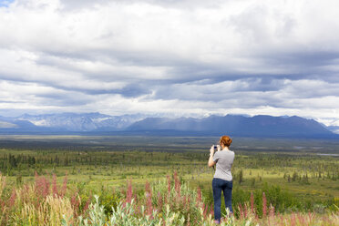 USA, Alaska, Denali Highway, junge Frau fotografiert Landschaft - MMAF00269