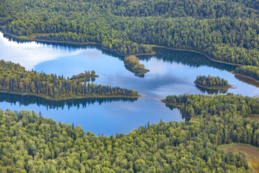 USA, Alaska, Talkeetna: Luftaufnahme einer Fluss- und Waldlandschaft - MMAF00284