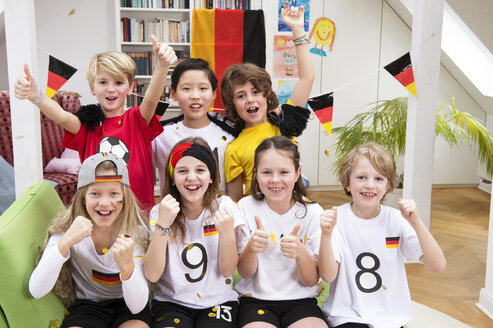 Eine Gruppe von Kindern schaut sich die Fußballweltmeisterschaft an und jubelt - NEKF00011