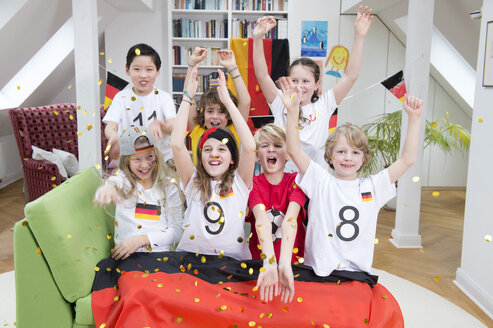 Eine Gruppe von Kindern schaut sich die Fußballweltmeisterschaft an und jubelt - NEKF00012