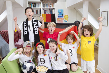 Eine Gruppe von Kindern schaut sich die Fußballweltmeisterschaft an und jubelt - NEKF00013