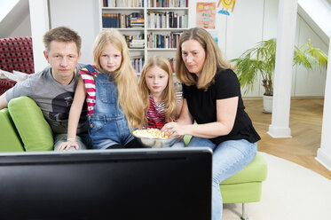 Familie schaut Fußballweltmeisterschaft im Fernsehen - NEKF00029