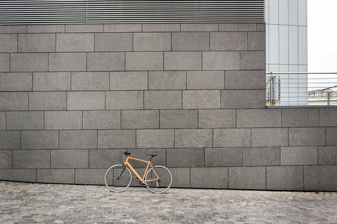 Fahrrad an einer Mauer in der Stadt - PESF00990