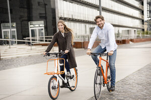 Lächelndes Paar beim Fahrradfahren in der Stadt - PESF01004