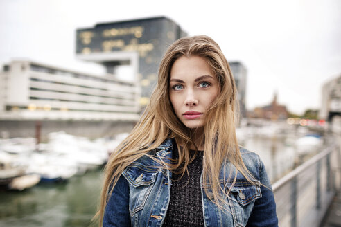 Porträt einer attraktiven jungen Frau am Stadthafen - PESF01007