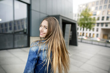 Portrait of happy young woman in the city - PESF01009