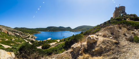 Spanien, Balearische Inseln, Mallorca, Colonia de Sant Jordi, Archipel Cabrera Maritim-terrestrischer Nationalpark, Hafen und Burg, lizenzfreies Stockfoto