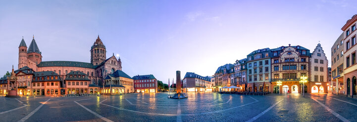 Deutschland, Rheinland-Pfalz, Mainz, Mainzer Dom und Domplatz am Abend - PUF01310