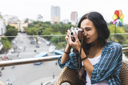 Vietnam, Hanoi, junge Frau beim Fotografieren mit altmodischer Kamera - WPEF00055