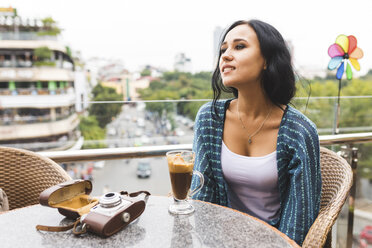 Vietnam, Hanoi, junge Frau trinkt typischen Eierkaffee - WPEF00056