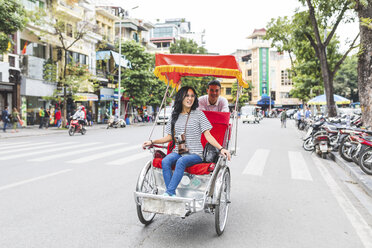 Vietnam, Hanoi, junge Frau auf einer Riksha bei der Erkundung der Stadt - WPEF00059