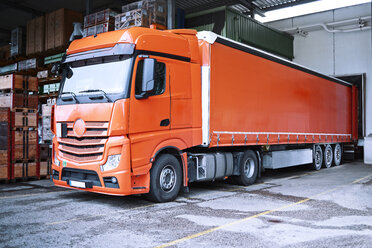 Lkw an der Laderampe - CVF00114