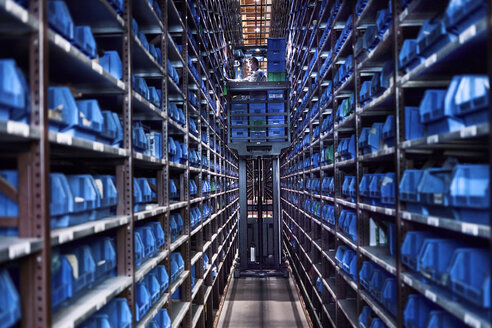 Worker operating high rack in storehouse - CVF00119