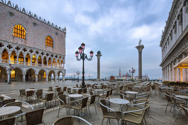 Italien, Venetien, Venedig, Markusplatz und Dogenpalast am Morgen - YRF00191