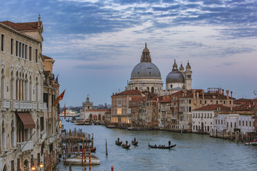 Italien, Venetien, Venedig, Gondeln auf dem Canal Grande vor der Basilika Santa Maria della Salute - YRF00192