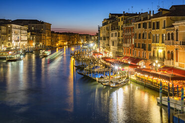 Italien, Venetien, Venedig, Canal Grande am Abend - YRF00194