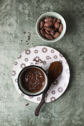 Tasse Schokoladenpudding mit Kakao, Kakaonibs und Kakaobohnen - MYF02003