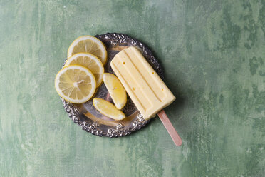 Lemon ice lolly and lemon slices on silver plate - MYF02005