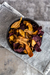 Roasted vegetable chips in bowl - SARF03540