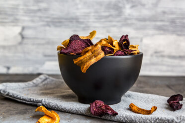 Roasted vegetable chips in bowl - SARF03541