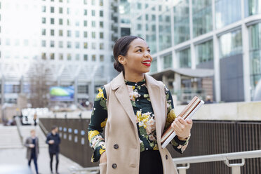 UK, London, portrait of fashionable smiling businesswoman - MAUF01305