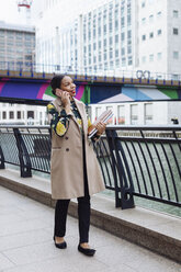 UK, London, fashionable businesswoman on the phone - MAUF01309