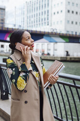 UK, London, elegante Geschäftsfrau am Telefon - MAUF01310