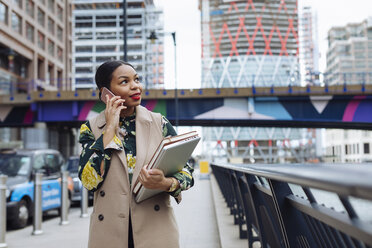 UK, London, portrait of fashionable businesswoman on the phone - MAUF01311