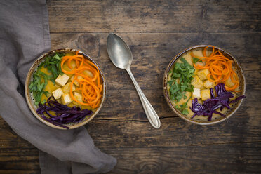 Kurkuma-Curry-Gericht mit Karotten, Tofu, Rotkohl und Petersilie in Schale - LVF06674