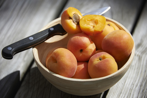Aprikosen in einer Schale, lizenzfreies Stockfoto