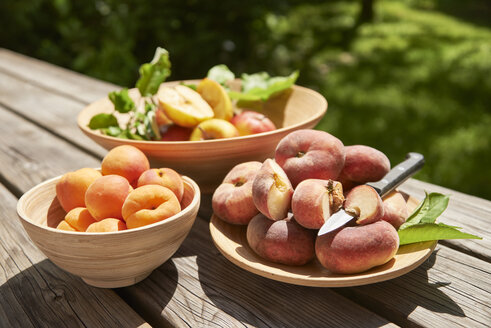 Apples, apricots and doughnut peaches - SRSF00650