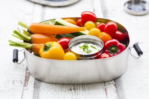 Lunchbox mit Dip aus Karotten, Paprika, Gurken, Tomaten und Schnittlauch - LVF06677