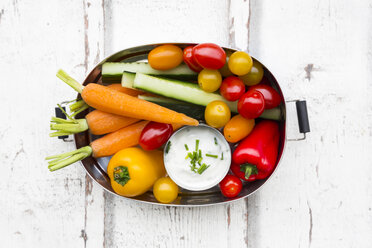 Lunchbox mit Dip aus Karotten, Paprika, Gurken, Tomaten und Schnittlauch - LVF06678