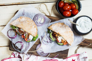 Hähnchen-Gyros, Hähnchen, Salat, Tomate, Gurke, Zwiebel, Tzatziki, hausgemachtes glutenfreies Fladenbrot - SBDF03453