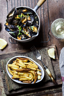 Moules-frites, Miesmuscheln und Pommes frites, Weißwein - SBDF03454