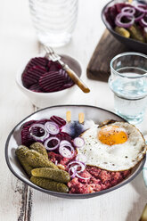 Labskaus, Rollmops, Gewürzgurke, Rote-Bete-Salat, Zwiebel und Spiegelei - SBDF03459