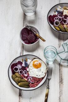 Labskaus, Rollmops, Gewürzgurke, Rote-Bete-Salat, Zwiebel und Spiegelei - SBDF03461