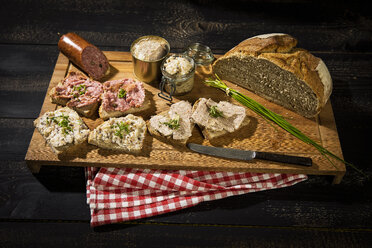 Crusty bread, crackling fat, liver sausage, minced and pork sausage - MAEF12519