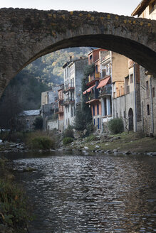 Spanien, Katalonien, Osor, Blick auf die alte Steinbrücke über den Fluss Ter - SKCF00330