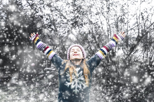 Glückliches Mädchen bei Schneefall - SARF03545