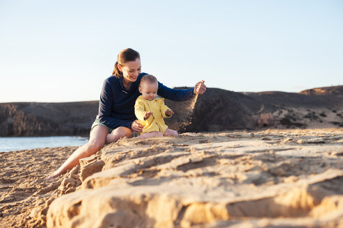 Mutter spielt mit kleiner Tochter am Strand - DIGF03236